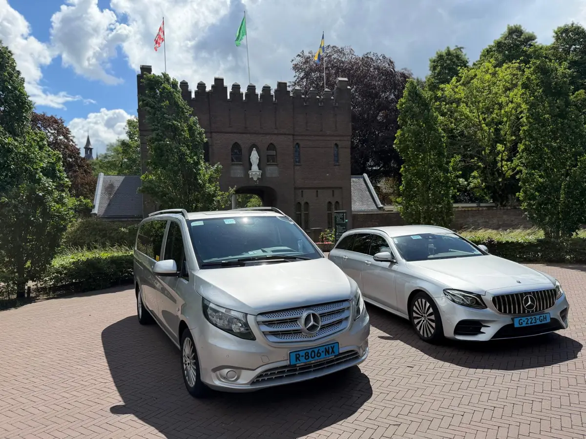 Mercedes Vito taxibus en Mercedes E-Klasse van Taxi Hooge Mierde